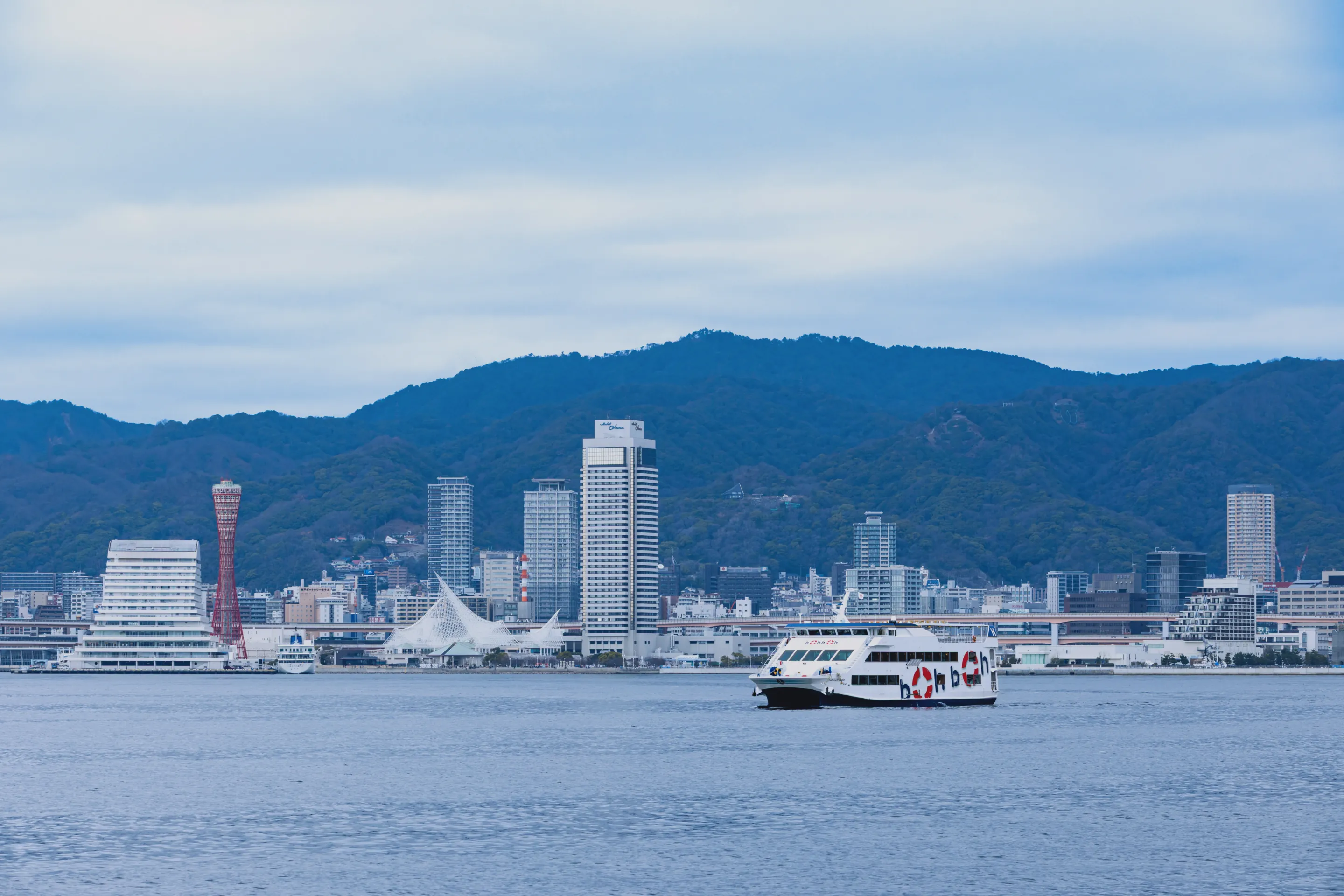 bohbohKOBE号と神戸港の写真