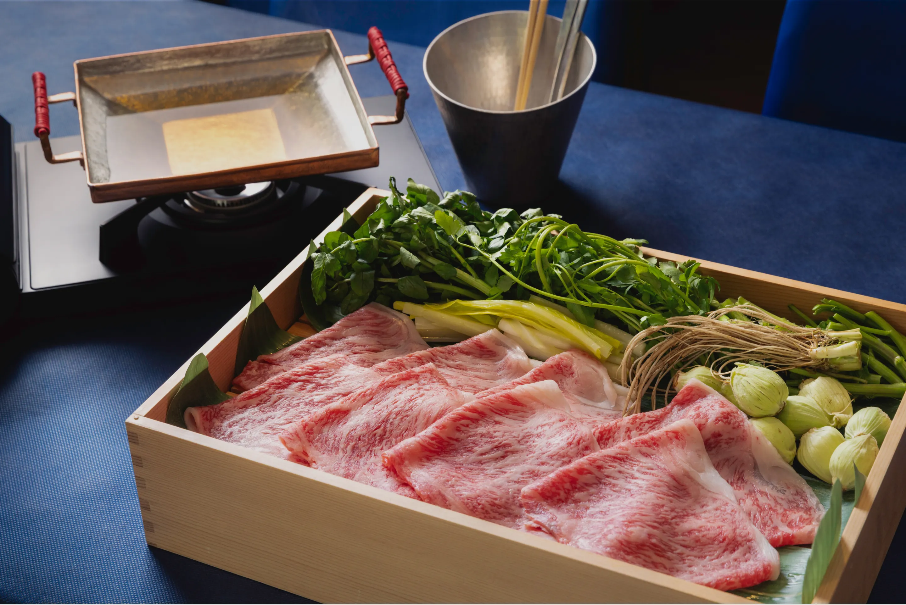 しゃぶしゃぶ用の生肉と生野菜の写真