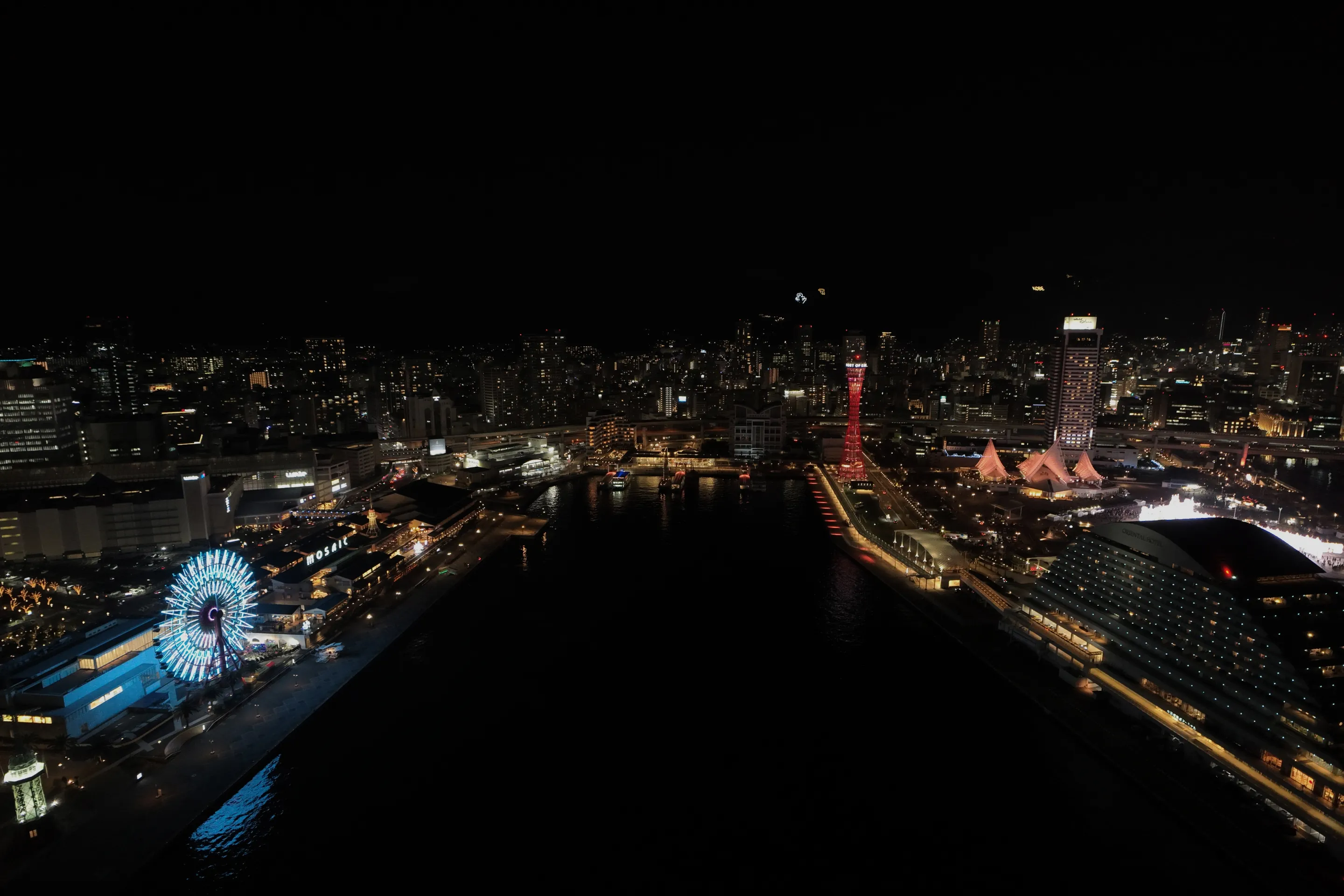 上空から見た、神戸港の夜景の写真