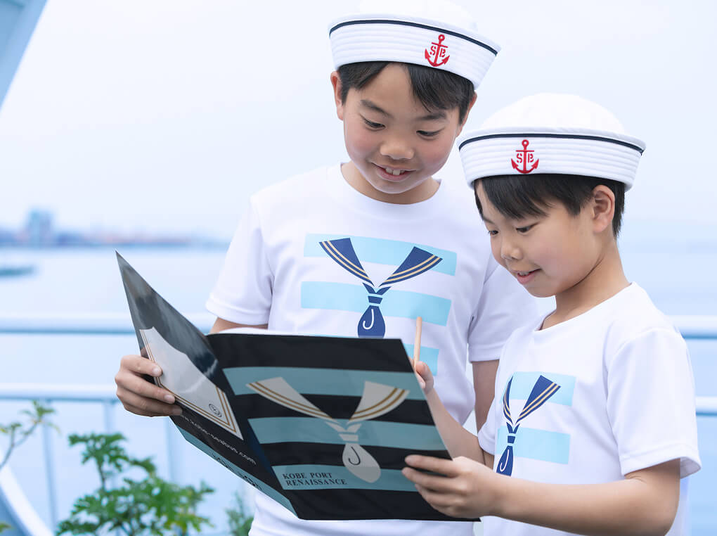 男の子2人が資料を見ながら何かを書き込んでいる様子