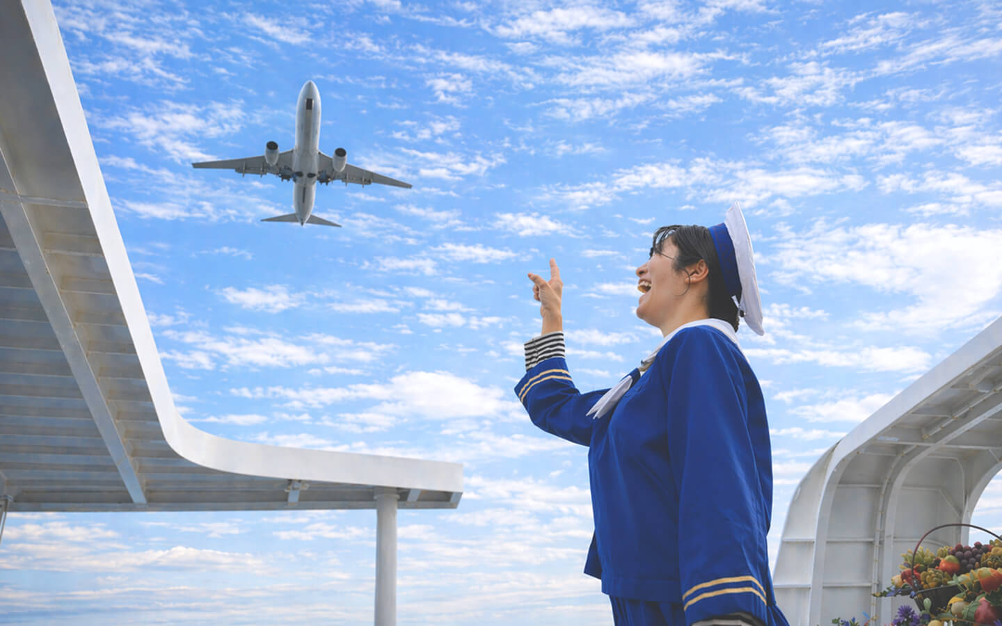 飛行機を指差すモデルの写真