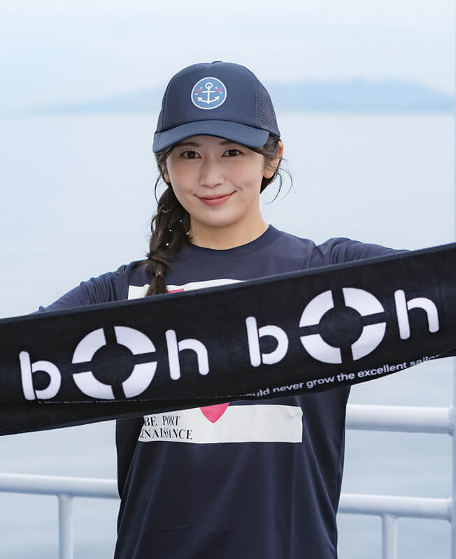 bohbohマフラータオルを広げたモデルの写真