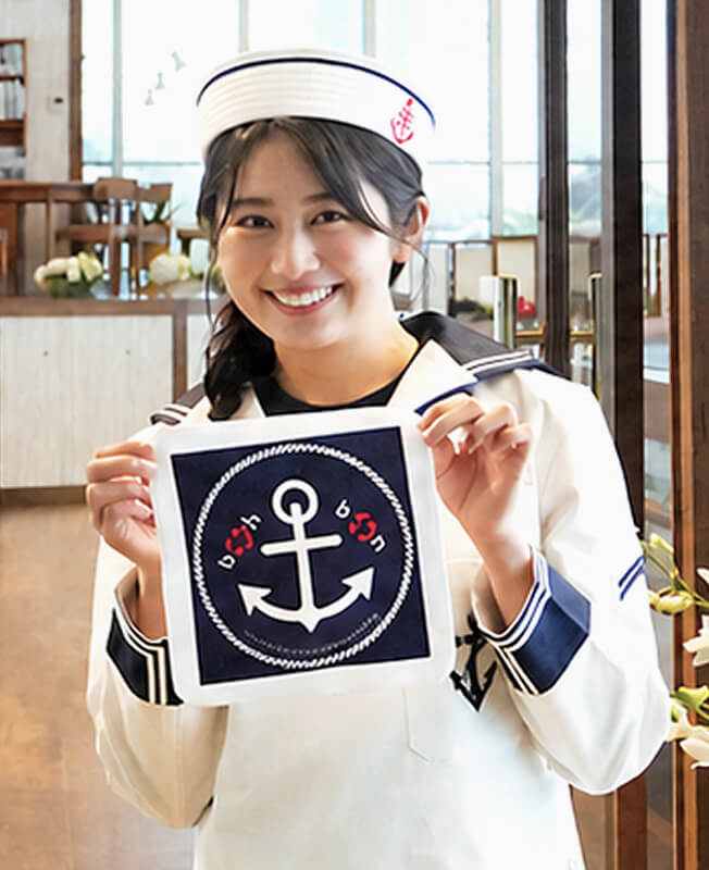 boh bohイカリハンカチを掲げるモデルの写真